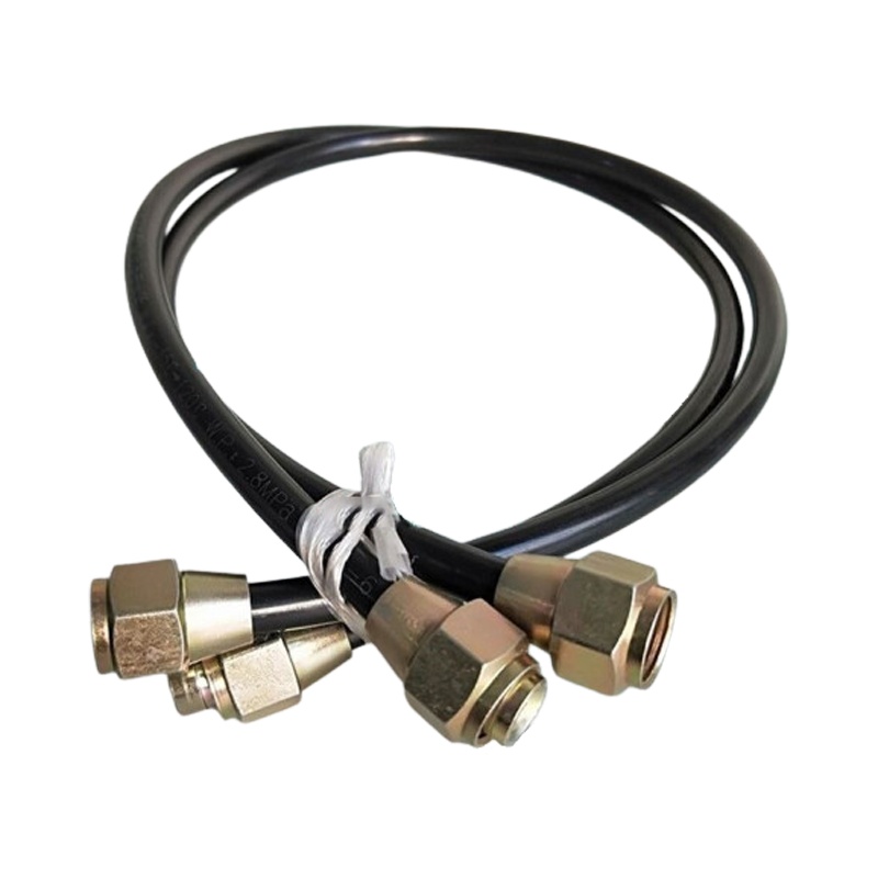 东风EQ2102供油软管-油箱至预滤器