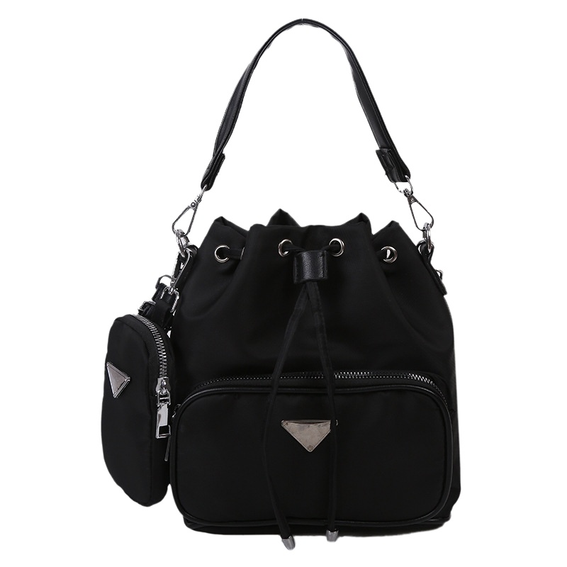 2021秋季新款女士包袋单肩斜挎纯色尼龙布单肩包抽带时尚潮流