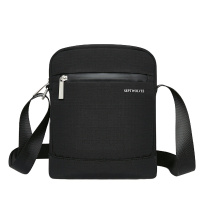 七匹狼(SEPTWOLVES)男士单肩包新潮竖款休闲男士斜挎包背包简约大容量