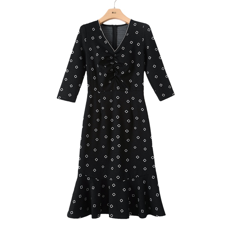 晚白2021春季新品时尚通勤V领修身显瘦碎花鱼尾裙针织连衣裙女