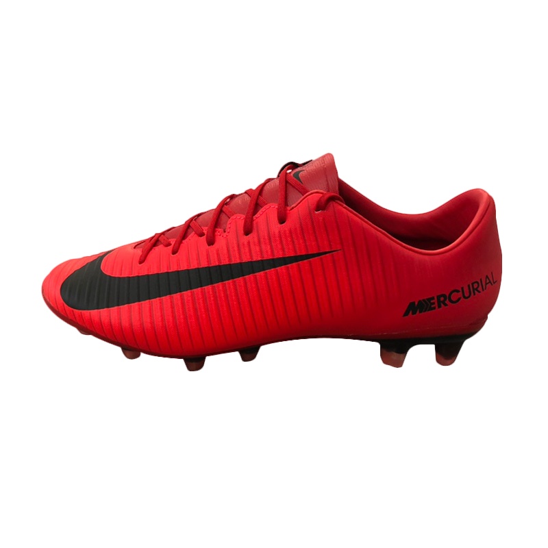 耐克碎钉足球鞋