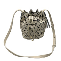 菱格三宅世家(MVO MVO LGSZSJ) 几何菱格水桶包包女新款韩潮抽绳包斜挎包单肩个性时尚 小号