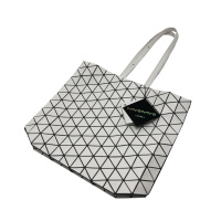 菱格三宅世家(MVO MVO LGSZSJ)2020新款女包几何菱格软包时尚百搭大容量伸缩肩带单肩包