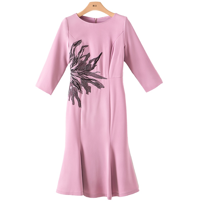 晚白2021春季新品名媛淑女圆领修身显瘦绣花包臀裙鱼尾连衣裙女