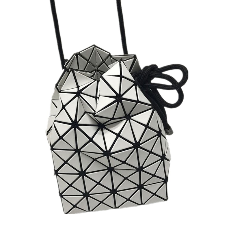 菱格三宅世家(MVO MVO LGSZSJ)抽绳束口包女韩版时尚几何菱格包水桶包单肩斜跨女士包