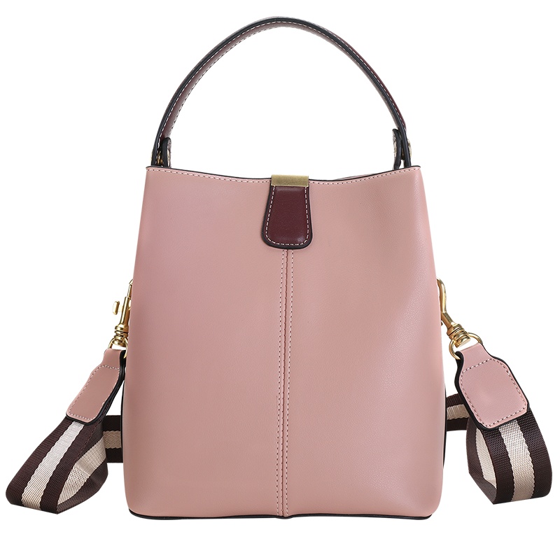 都宝路水桶包女斜挎包春款少女包包小CK单肩包大容量真皮女包