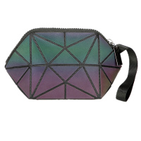 菱格三宅世家(MVO MVO LGSZSJ)新款小化妆包几何菱格女士夜光镭射手拿包