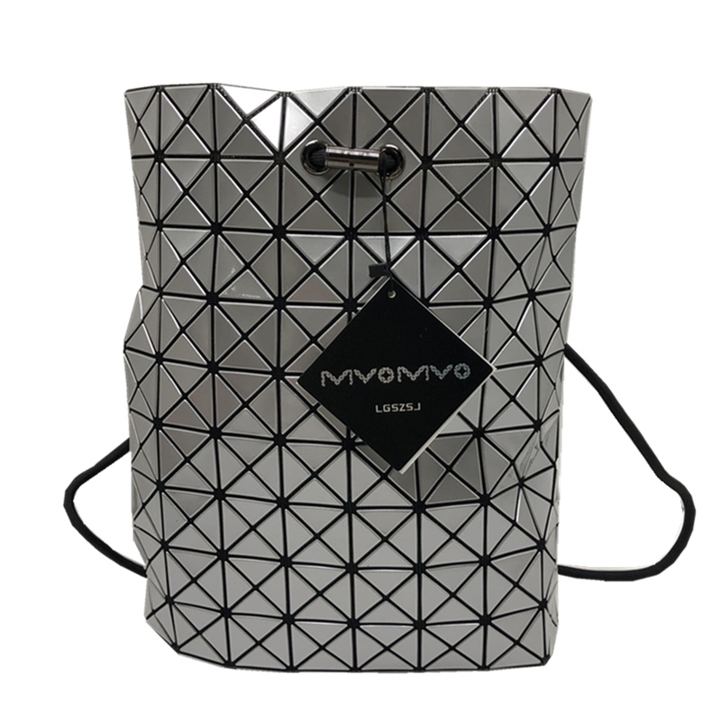 菱格三宅世家(MVO MVO LGSZSJ)新款抽带水桶包束口包女包抽绳菱格几何双肩包