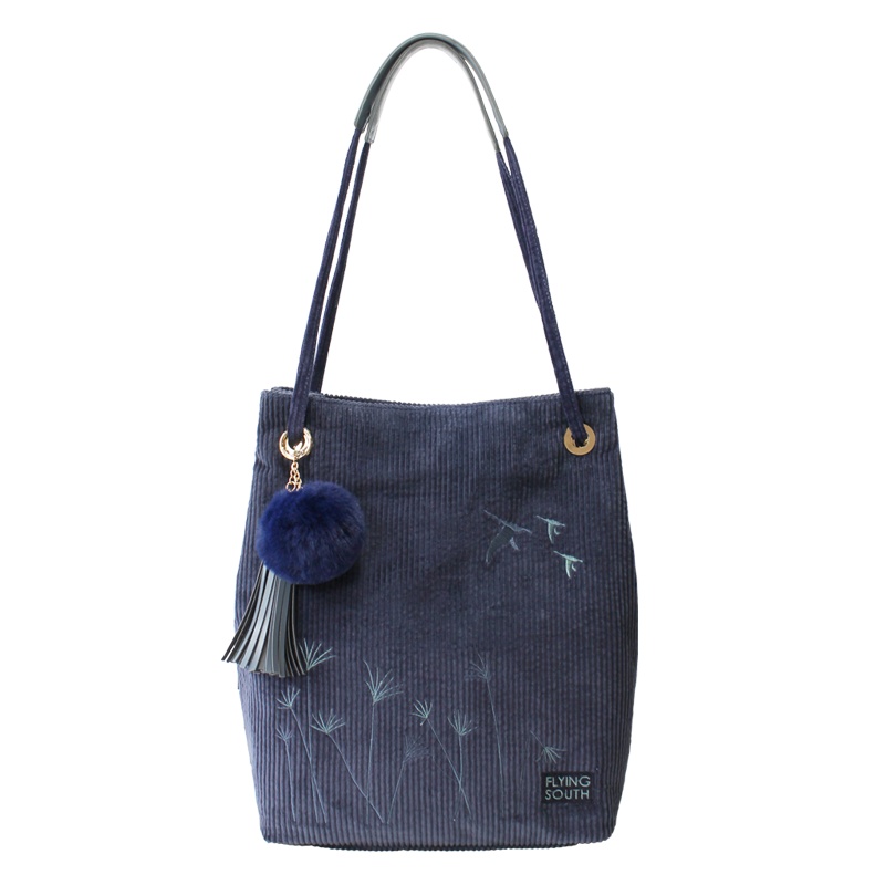 花间公主南飞单肩斜挎刺绣灯芯绒布文艺原创挂件流苏水桶布包女包