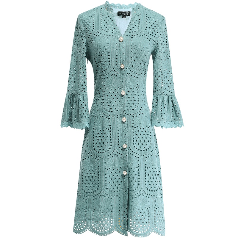 欧昵雪半开领单排扣镂空绣花喇叭七分袖收腰修身连衣裙女